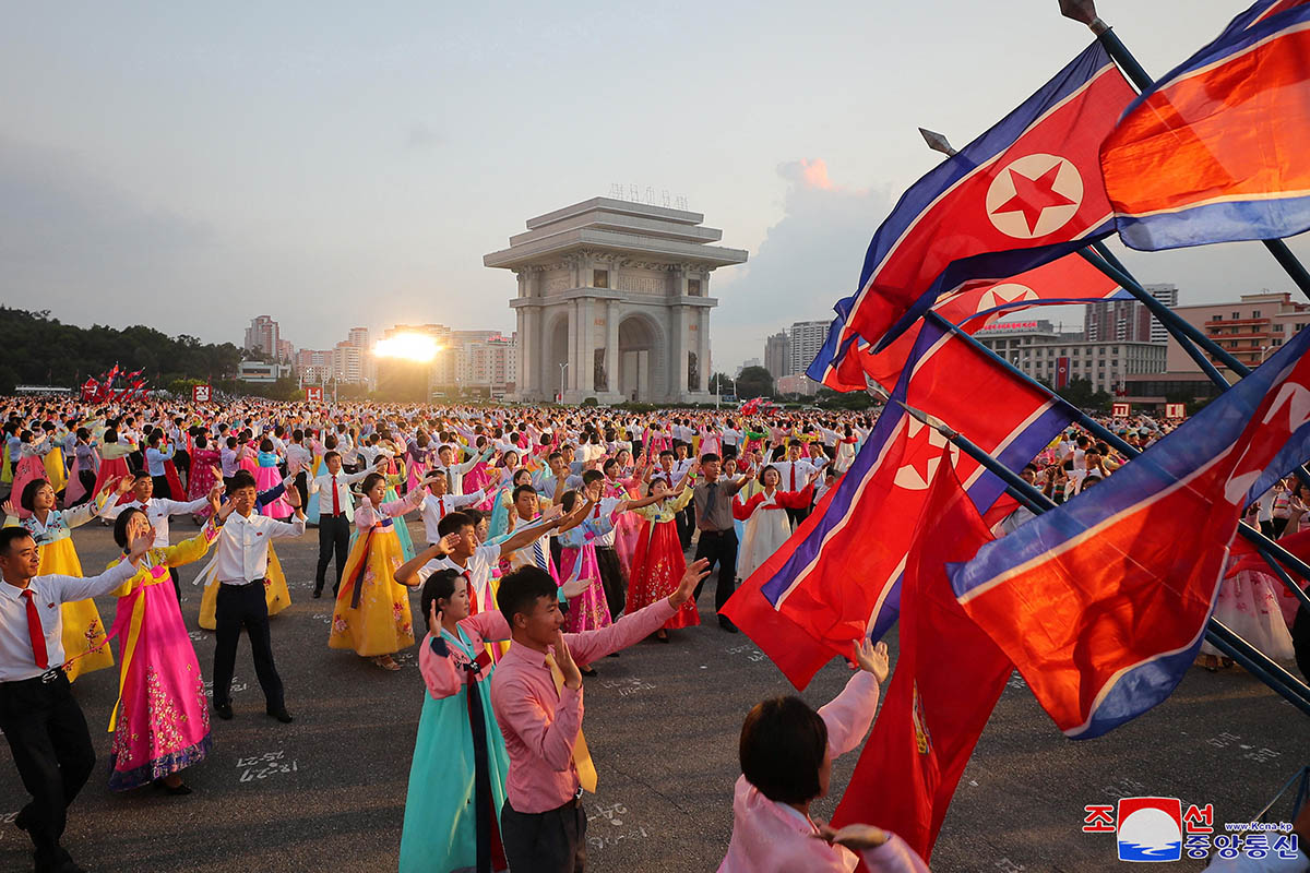 Праздничные танцы у Триумфальной арки в Пхеньяне, Северная Корея. Фото KCNA/REUTERS/Scanpix/Leta