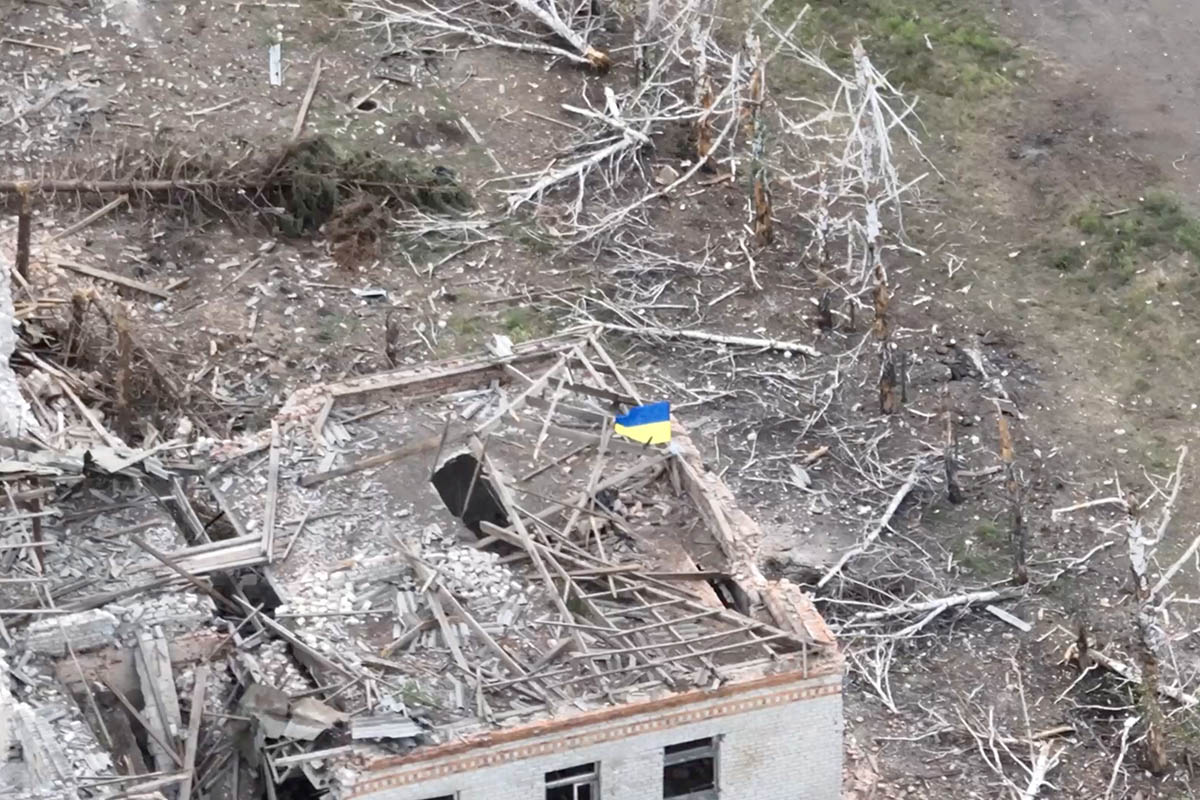 Украинский флаг на здании школы в Работино. Фото REUTERS/Scanpix/Leta