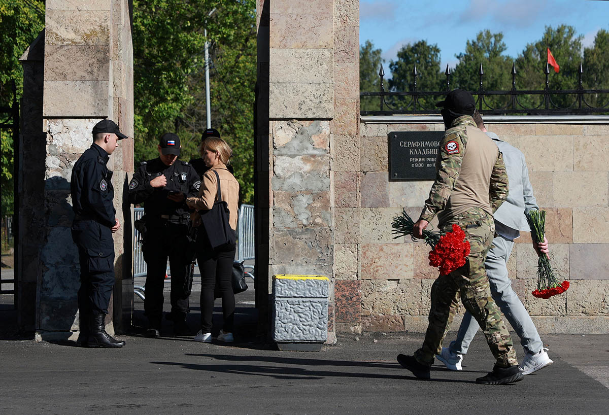 Люди несут цветы на Серафимовском кладбище в Санкт-Петербурге, 29 августа 2023 года. Фото Anton Vaganov/REUTERS/Scanpix/LETA