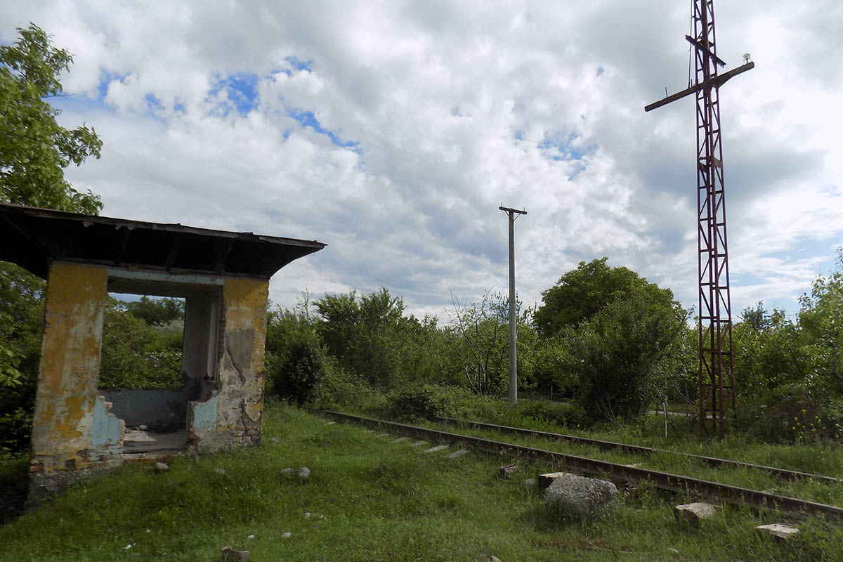 Железнодорожный переезд в селе Никози, Южная Осетия,  май 2022 года. Фото Olpi/Flickr