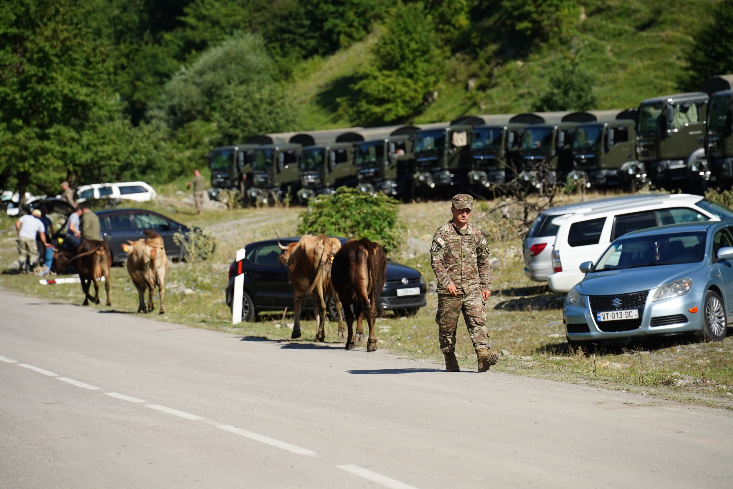 Грузинский военный на КПП по дороге в Шови. Фото: Даниил Большаков/Spektr.Press