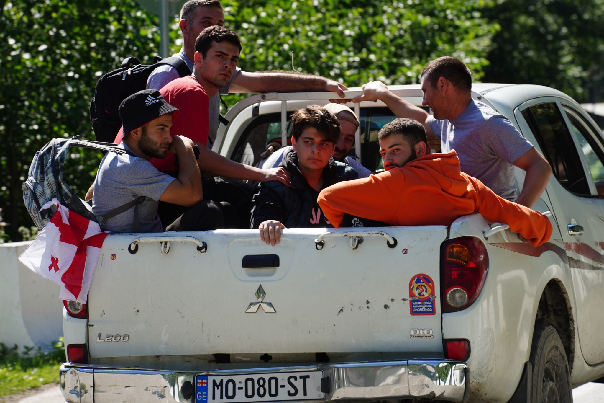 Жители соседних сел едут на помощь в Шови. Фото: Даниил Большаков/Spektr.Press