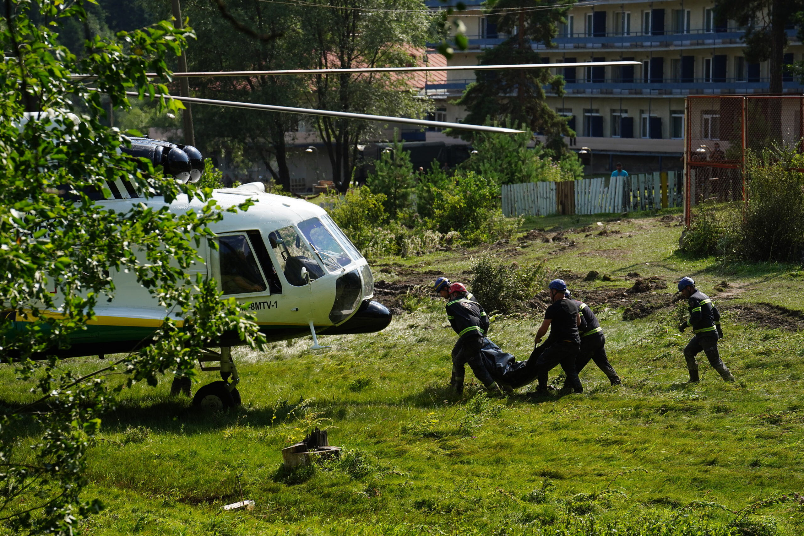 Грузинский спасатели загружают найденное тело в Шови. Фото: Даниил Большаков/Spektr.Press