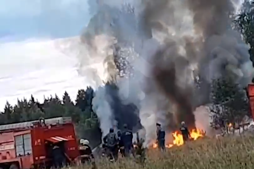 Пожар на месте падения самолета Евгения Пригожина в Тверской области. Кадр видео, опубликованного в телеграм-канаде Mash