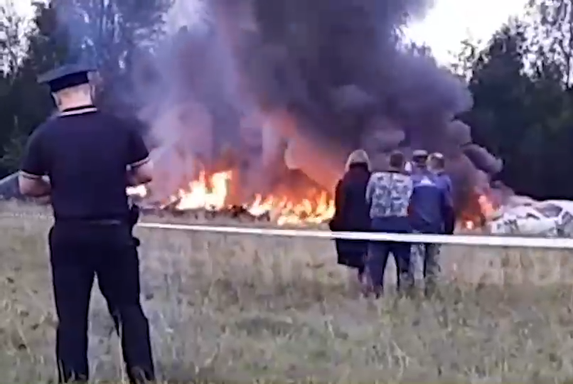 Пожар на месте падения самолета Евгения Пригожина в Тверской области. Кадр видео, опубликованного в телеграм-канаде Mash