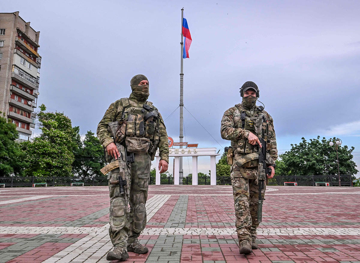 Российские военнослужащие в центре Мелитополя. Фото Yuri KADOBNOV/AFP/Scanpix/LETA