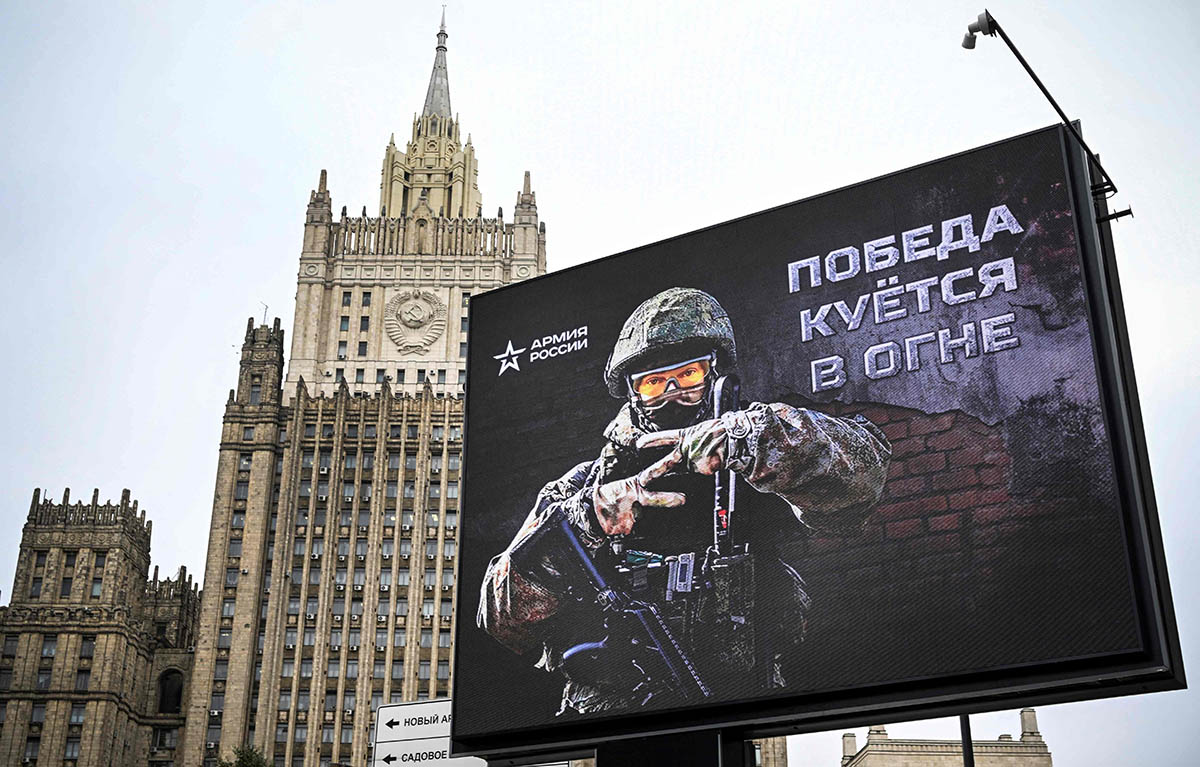 Рекламный щит в Москве. Фото Alexander NEMENOV/AFP/Scanpix/LETA