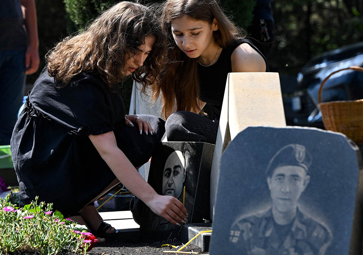Родственники грузинских военнослужащих, погибших во время войны 2008 года с Россией на мемориальном кладбище в Тбилиси, 8 августа 2023 года. Фото Vano SHLAMOV/AFP/Scanpix/LETA