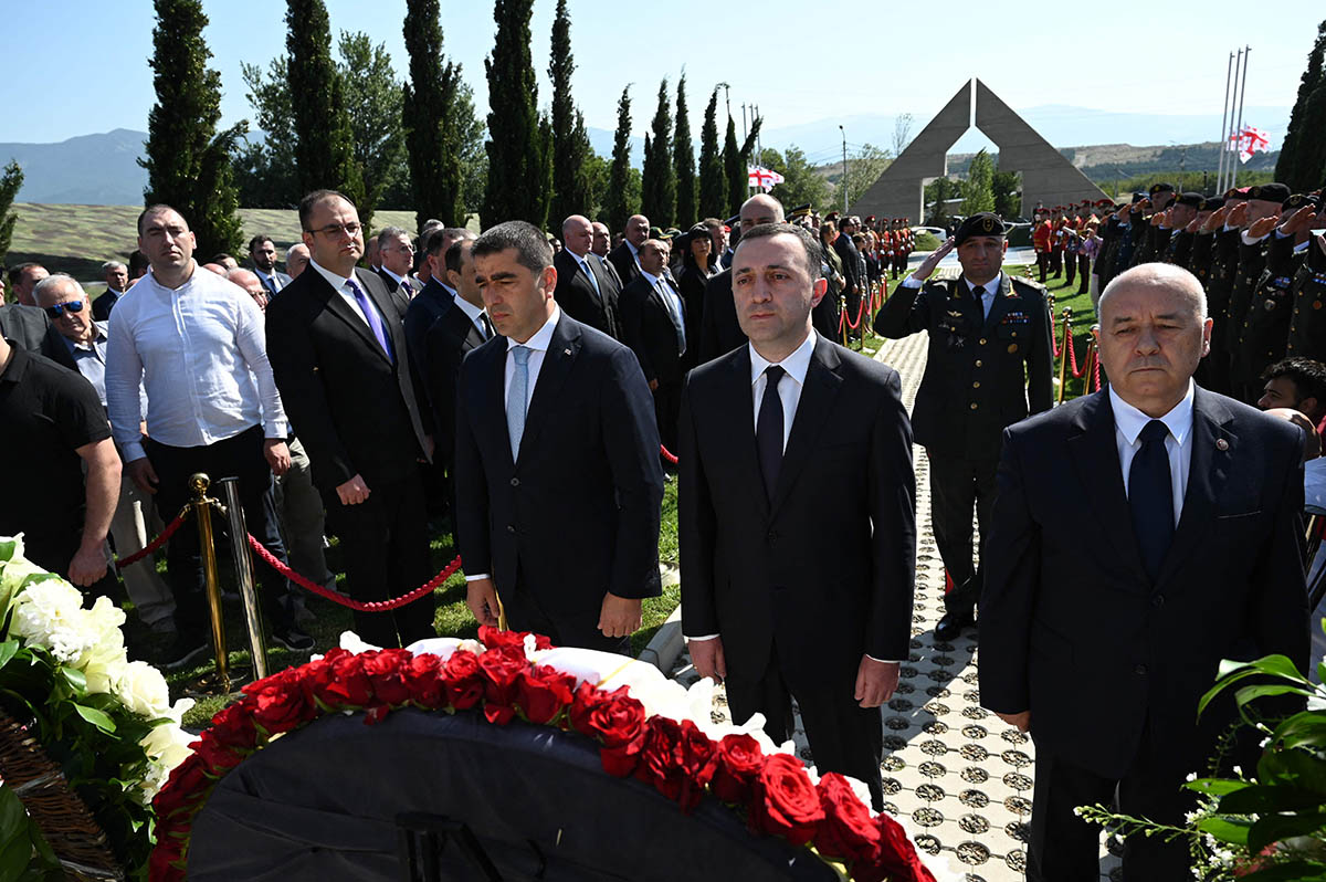 Премьер-министр Грузии Ираклий Гарибашвили (в центре справа) на церемонии возложения венков на мемориальном кладбище в Тбилиси, 8 августа 2023 года. Фото Vano SHLAMOV/AFP/Scanpix/LETA