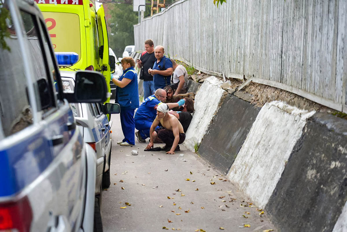 Медики помогают пострадавшим в результате взрыва, на территории Загорского оптико-механического завода в Сергиевом Посаде Московской области. Фото AFP PHOTO/vorobiev_live/TELEGRAM/Scanpix/LETA