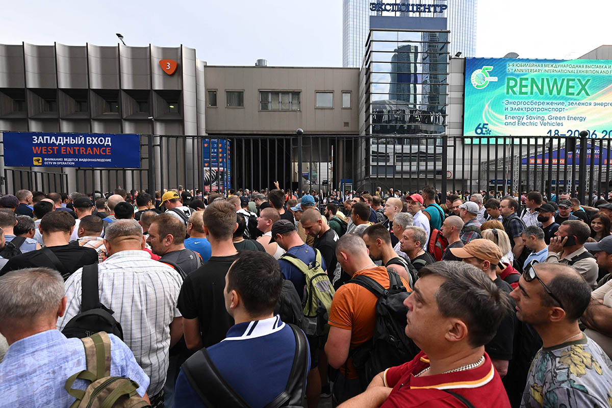 Офисные работники стоят в очереди, чтобы войти в здание Экспоцентра в Москве после падения БПЛА, 18 августа 2023 года. Фото NATALIA KOLESNIKOVA/AFP/Scanpix/LETA