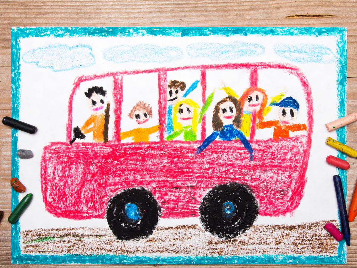 Автобус с детьми, детский рисунок. Фото czarny_bez/istockphoto