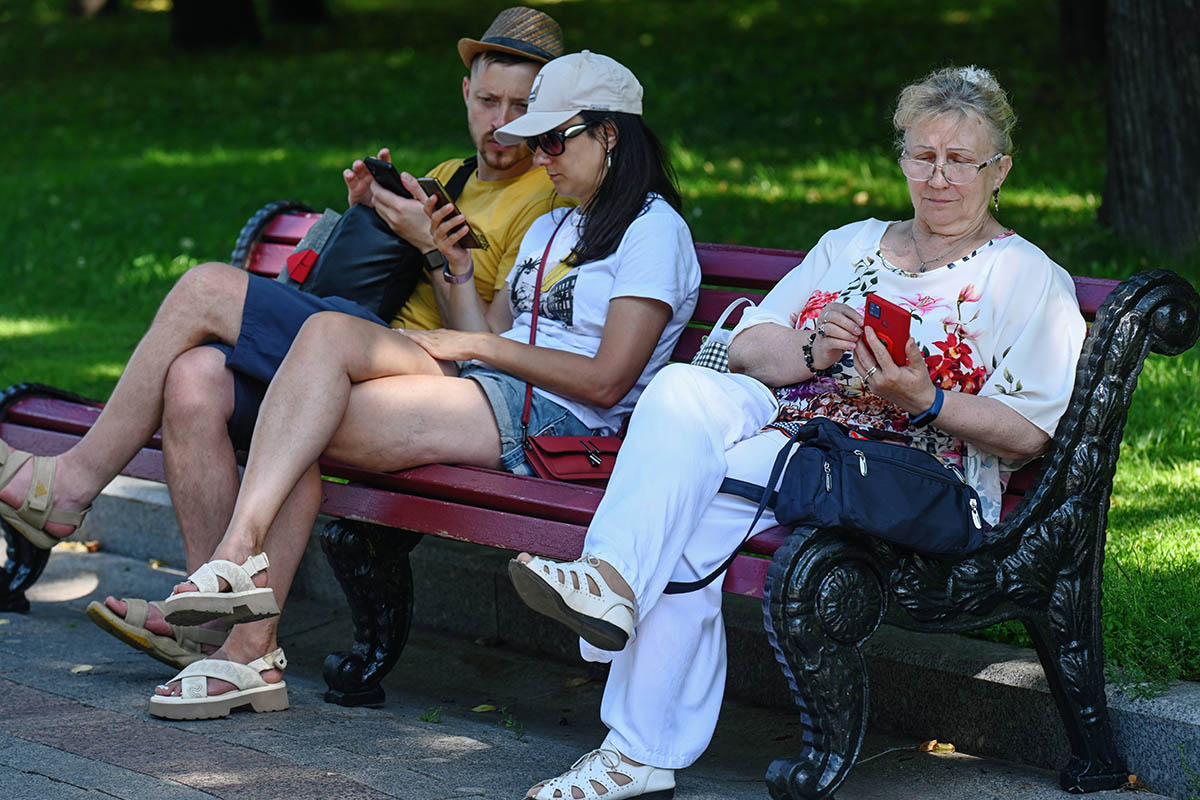 Люди со смартфонами в Александровском саду в Москве. Фото Vladimir Vyatkin/SputnikIMAGO/SNA/Scanpix/LETA