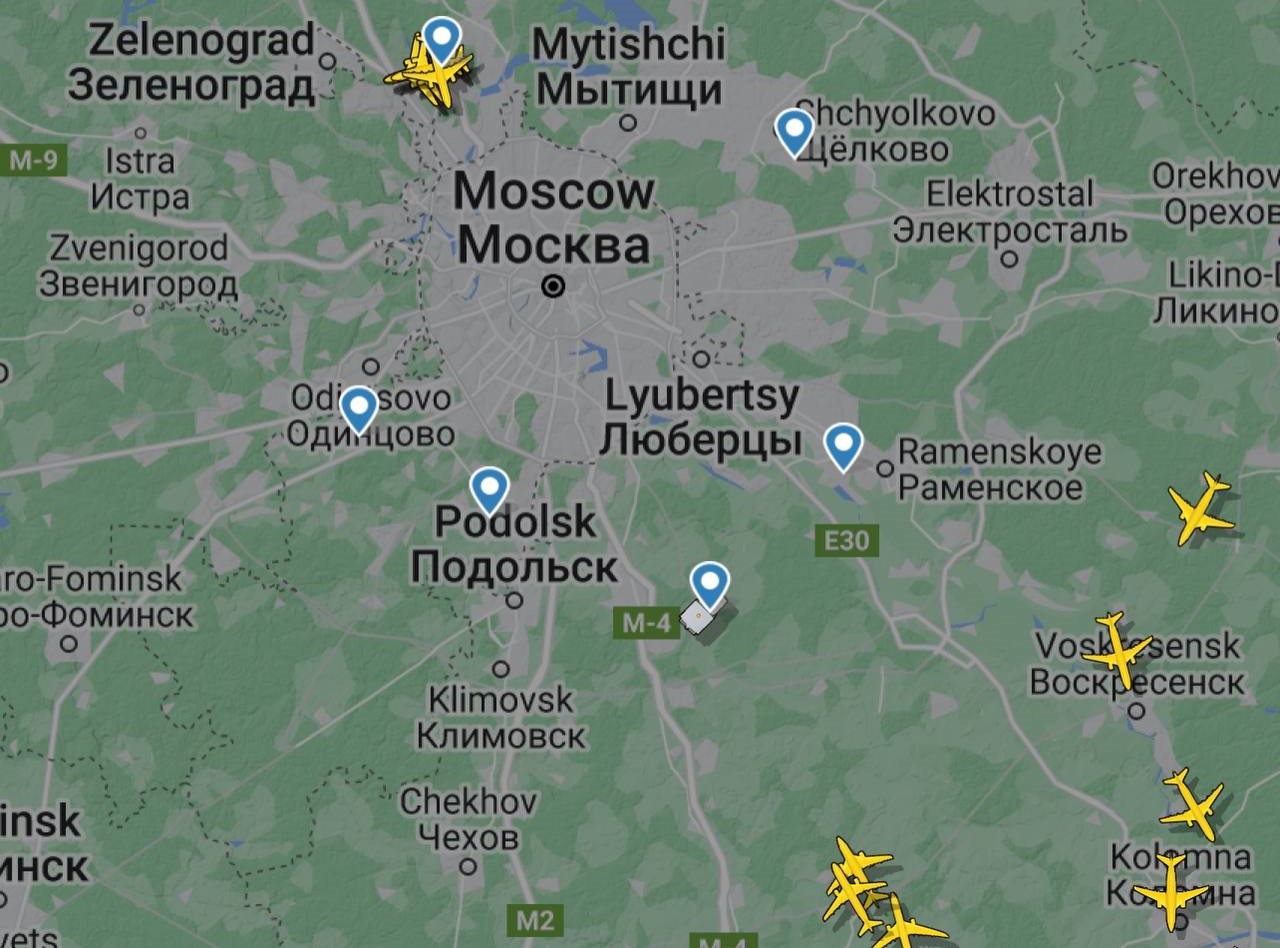 Самолеты на подлете к Москве утром 21 августа. Скриншот сервиса Flightradar24.