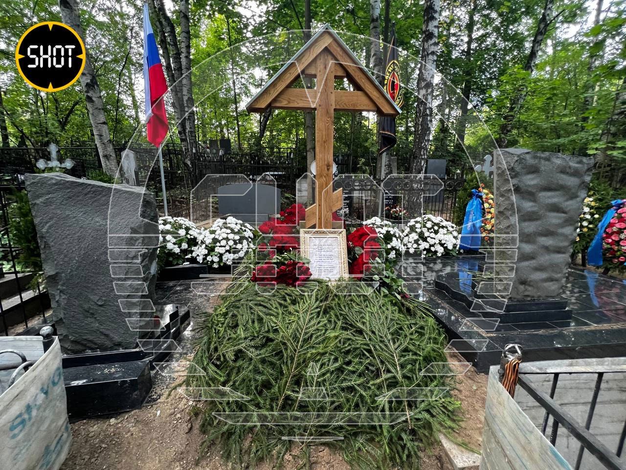 Предполагаемая могила Евгения Пригожина на Пороховском кладбище в Петербурге. Фото: телеграм-канал SHOT