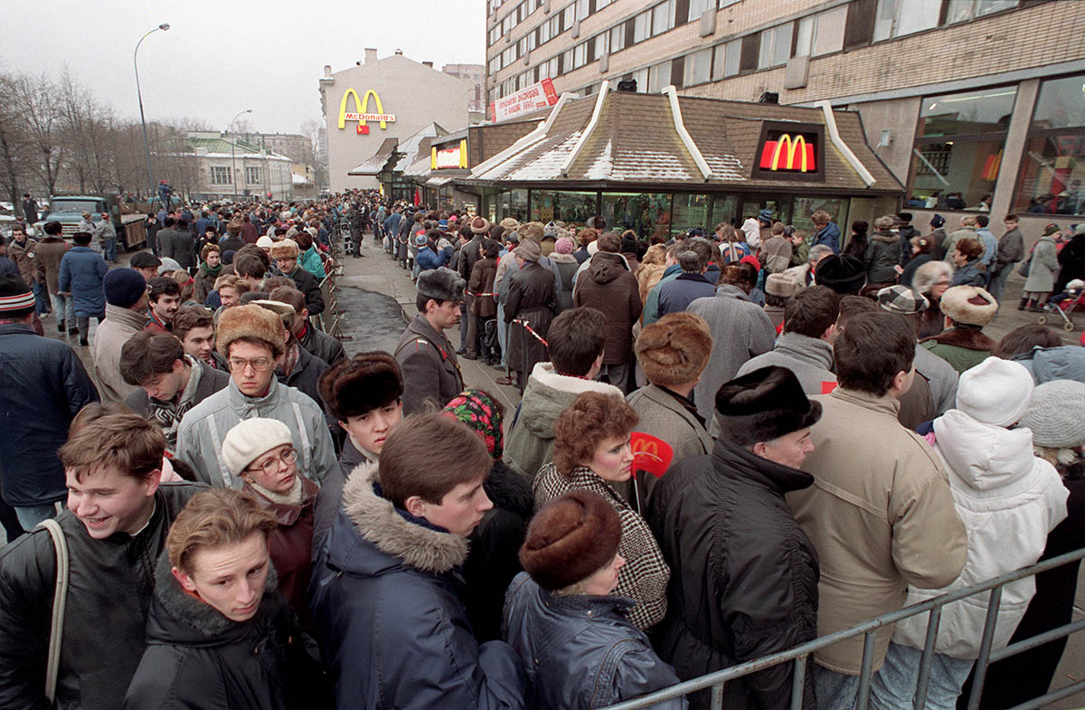 Очередь перед первым рестораном «Макдоналдс», 1990 год. Фото AP Photo/Scanpix/LETA
