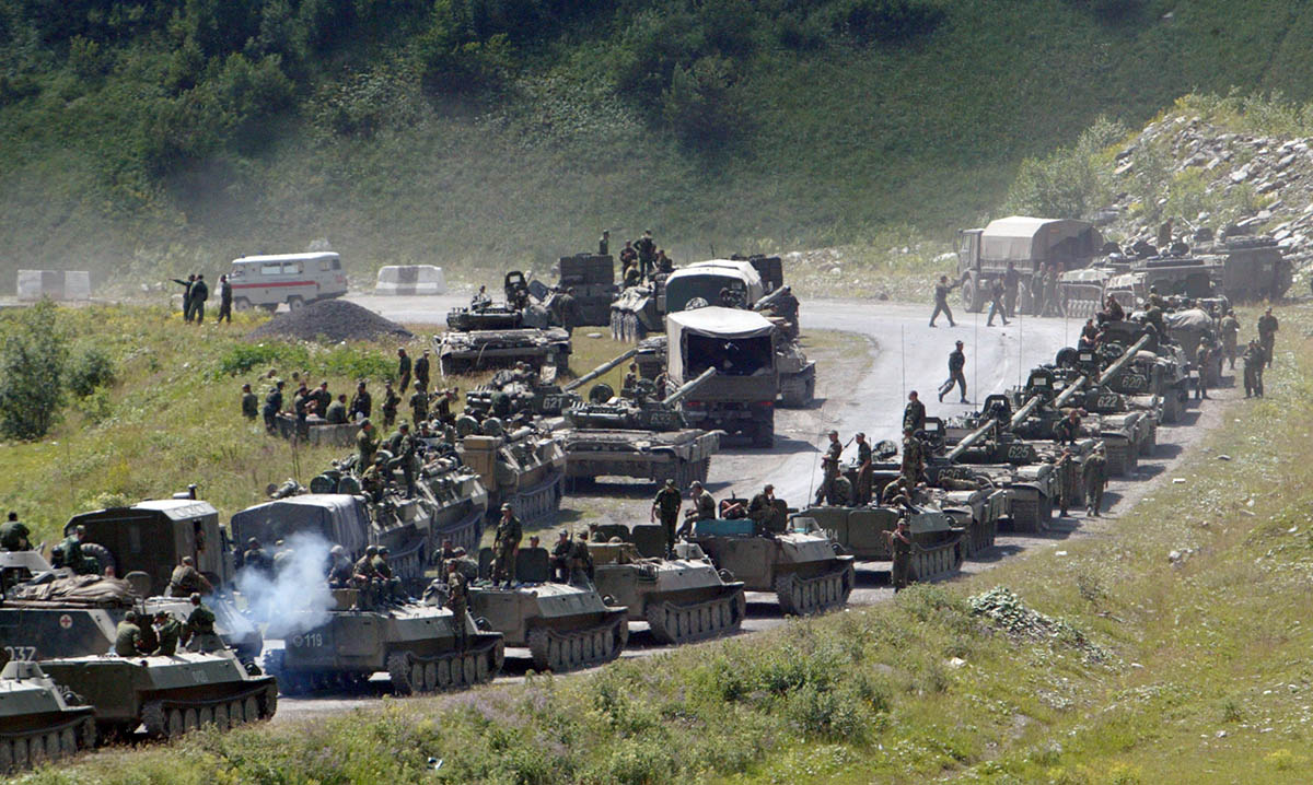 Колонна российской бронетехники на пути к Цхинвали, Южная Осетия, 9 августа 2008 года. Фото Musa Sadulayev/AP Photo/Scanpix/LETA