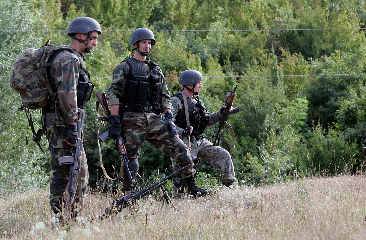Грузинские солдаты наблюдают за местностью недалеко от Гори, Грузия, 13 августа 2008 года. Фото Darko Bandic/AP Photo/Scanpix/LETA