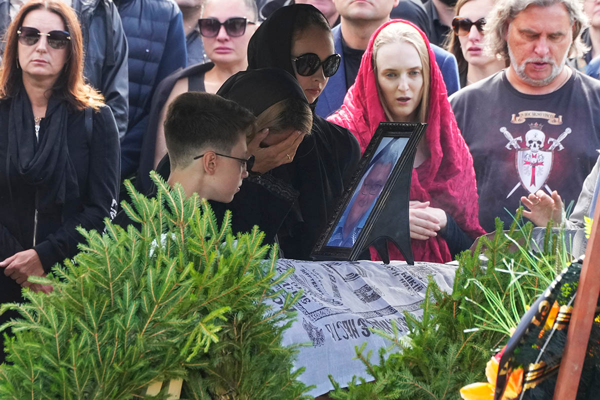 Люди возле гроба с телом погибшего Валерия Чекалова на Северном кладбище в Санкт-Петербурге, Россия, 29 августа 2023 года. Фото NATOLY MALTSEV/EPA/Scanpix/LETA