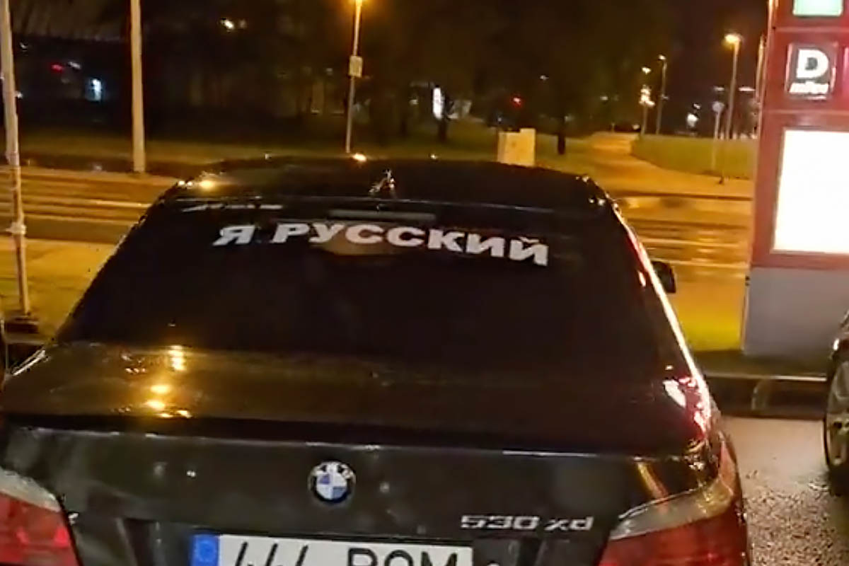 Наклейка на автомобиле в ЕС. Скриншот видео latvijas_vate/Twitter