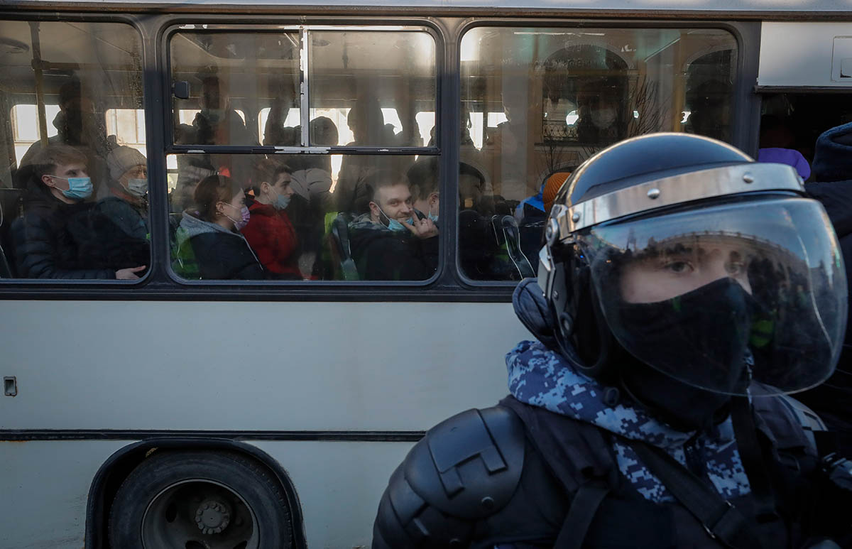 Полицейский стоит рядом с автобусом с задержанными участниками акции против нападения России на Украину в Санкт-Петербурге, Россия, 6 марта 2022 года. Фото ANATOLY MALTSEV/EPA/Scanpix/Leta