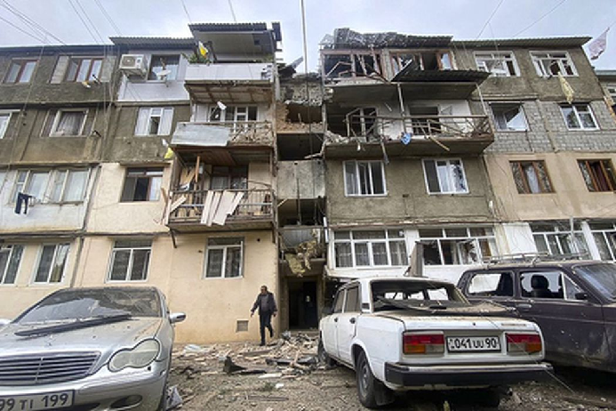 Жилой дом в Степанакерте (Ханкенди), пострадавший в результате обстрелов азербайджанских военных 19 сентября 2023 года. Фото AP Photo/Siranush Sargsyan/Scanpix/LETA