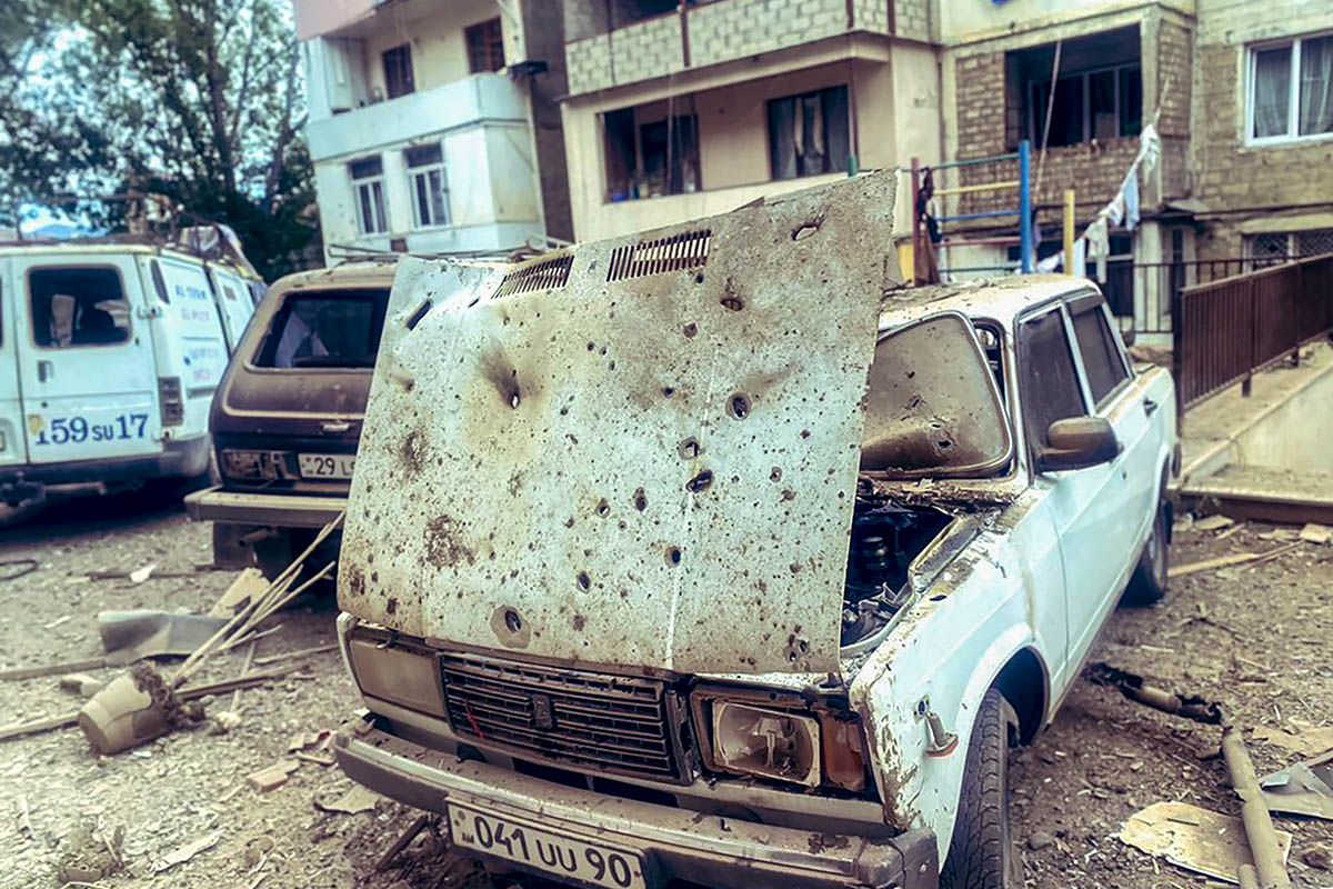 Повреждения жилых домов и автомобилей в Степнакерте, Нагорный Карабах, 19 сентября 2023 года. Фото SARGSYAN/EPA/OC MEDIA/Scanpix/Leta