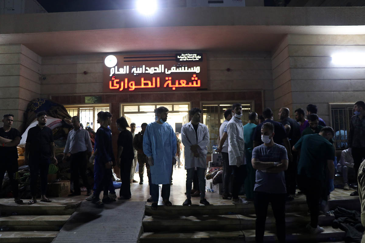 Люди собираются возле местной больницы после пожара в свадебном зале Аль-Хамдании в округе Хамдания, провинция Ниневия, Ирак. Фото MOHAMAD SAIF/EPA/Scanpix/Leta