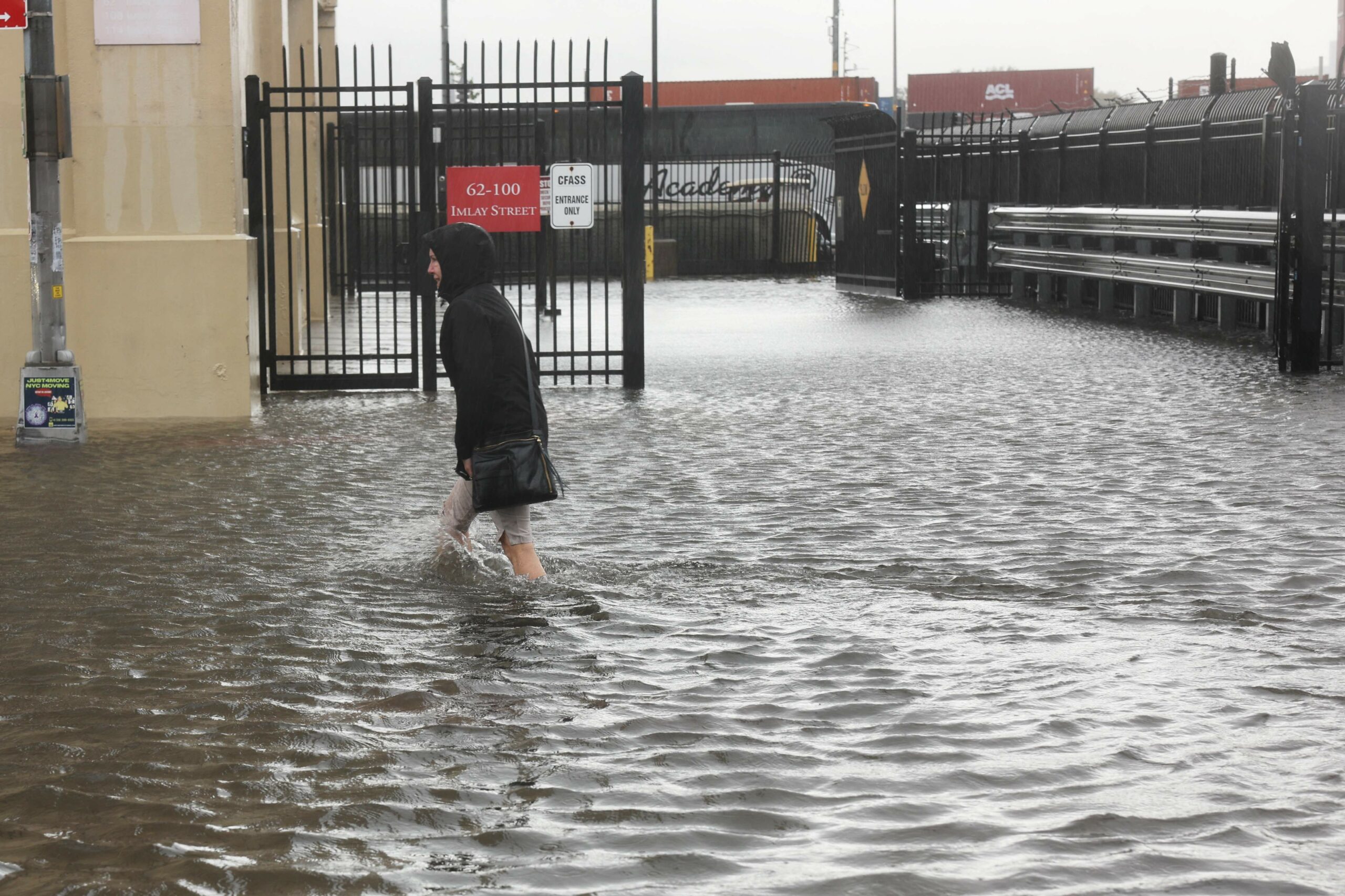 Жительница Бруклина идет по затопленной улице. Фото Spencer Platt / Getty Images / AFP / Scanpix / LETA.