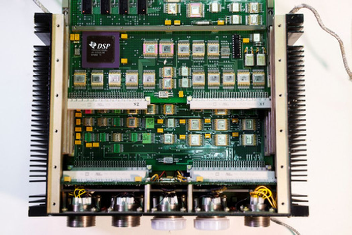 Микросхема Texas Instruments, датированная 1988 годом, на плате, обнаруженной внутри российской ракеты 9М727. Фото Valentyn Ogirenko/Reuters/Scanpix/LETA
