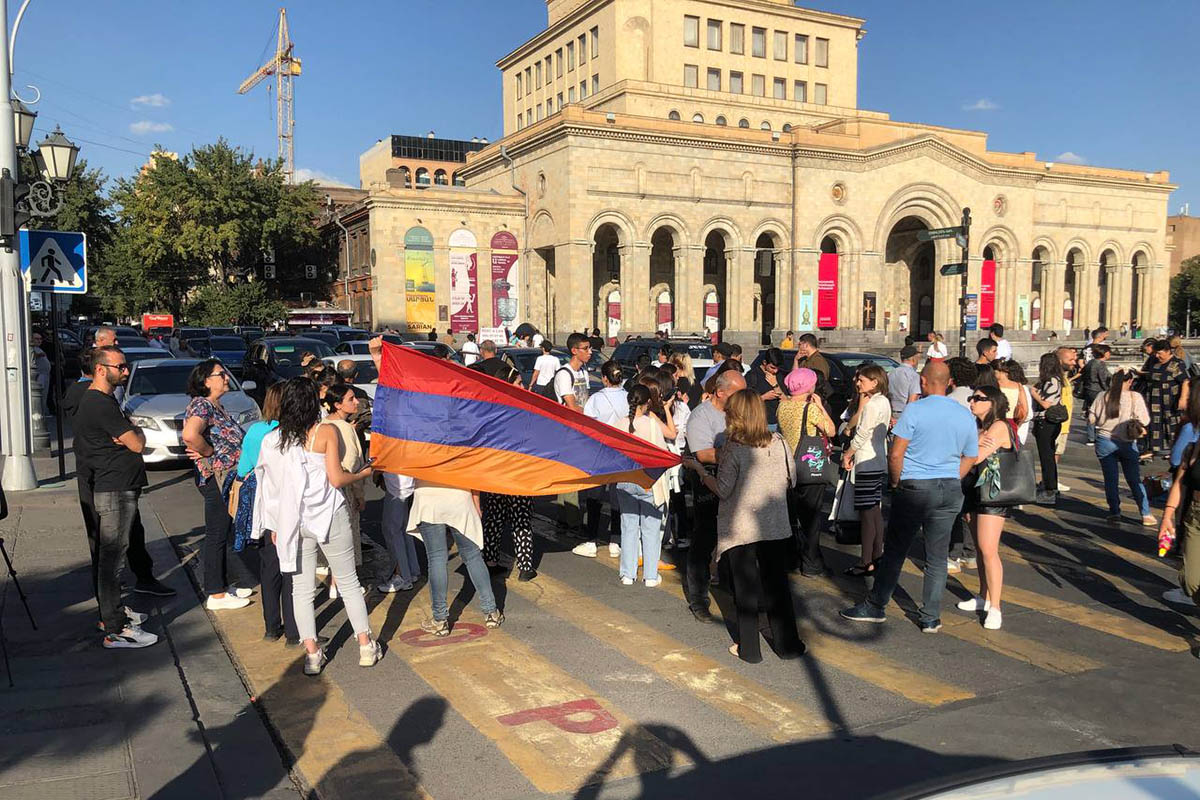 Протестующие у здания парламента в Ереване, 19 сентября 2023 года. Фото Андрей Пресняков/Spektr.Press