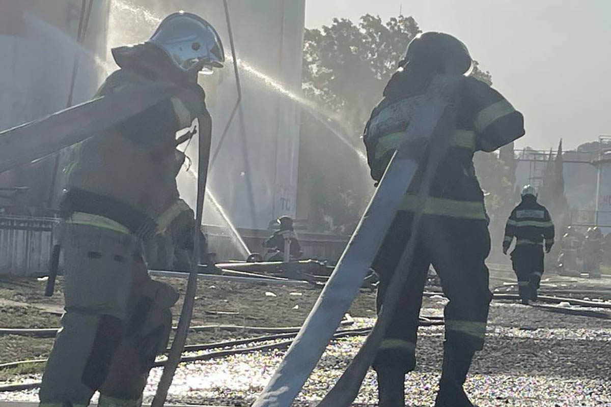 Тушение пожарана месте взрыва цистерны на АЗС в Сочи. Фото chp_sochi/Telegram