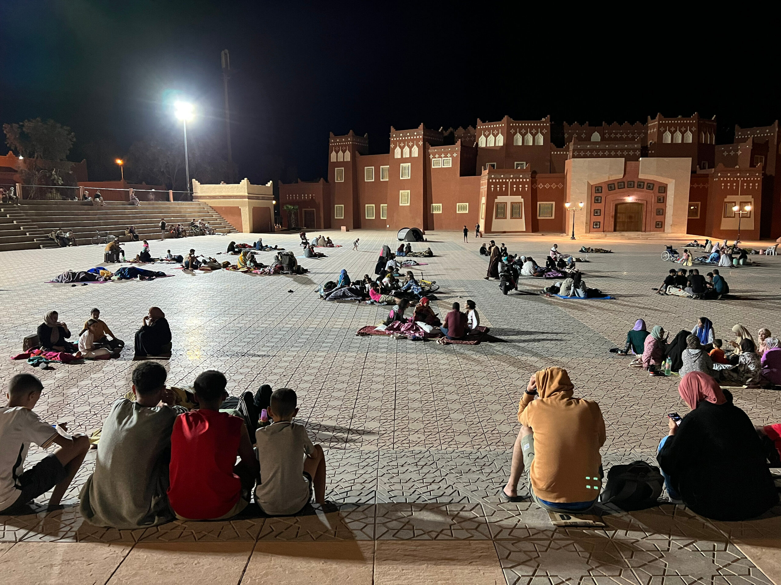 Жители Марракеша ночуют на площади после землетрясения в ночь 9 сентября 2023 года. Фото Wang Dongzhen/Xinhua via ZUMA Press/Scanpix/LETA.