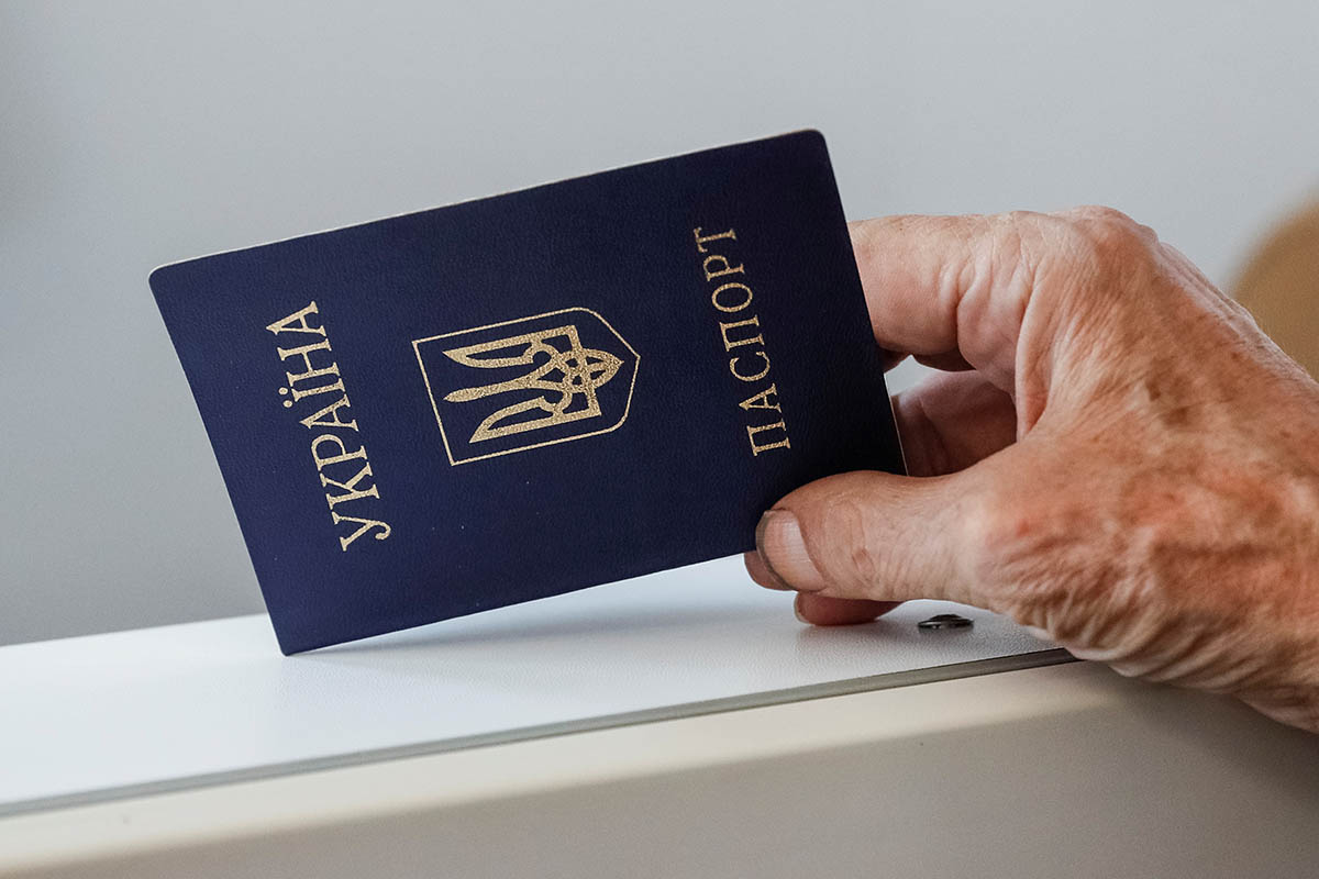 Мужчина с украинским паспортом на паспортном контроле. Фото Gleb Garanich/REUTERS/Scanpix/Leta
