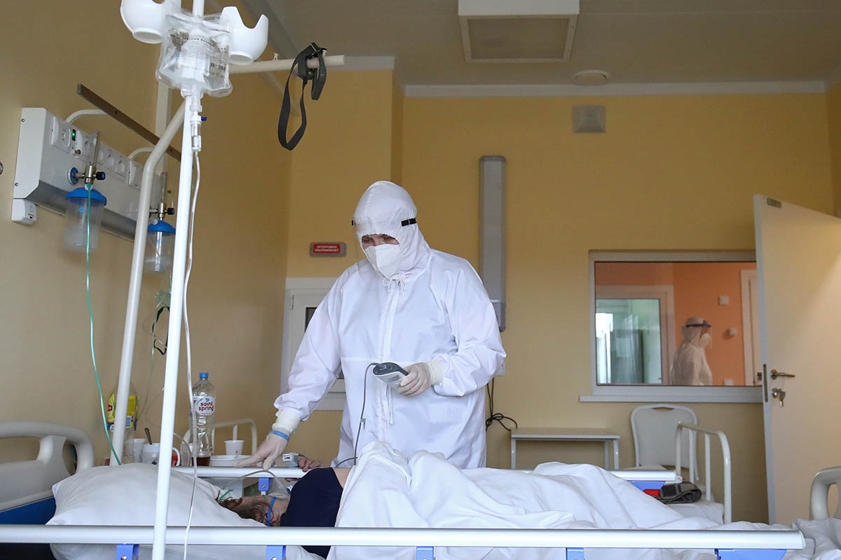 Врач оказывает помощь пациенту, Россия, 2021 год. Фото Kirill Braga/REUTERS//Scanpix/Leta