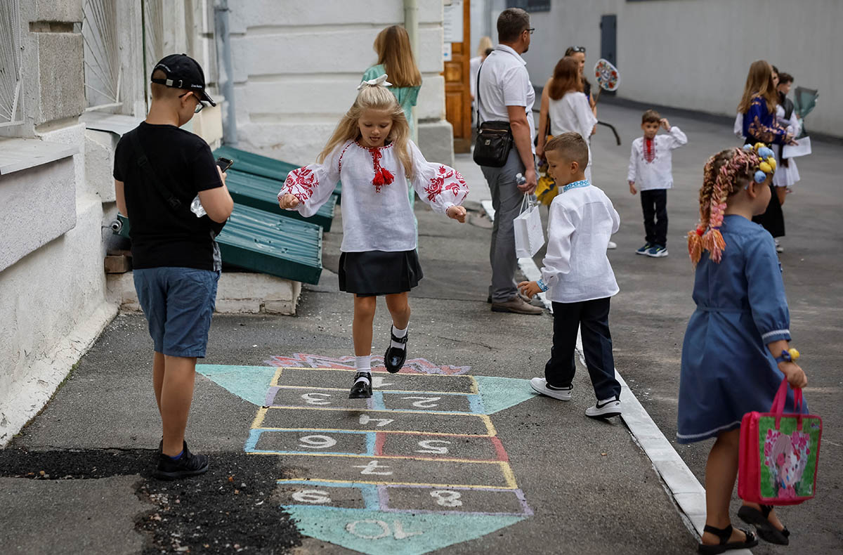 Первоклассники играют возле школы в Киеве, Украина, 1 сентября 2023 года. Фото Gleb Garanich/REUTERS/Scanpix/LETA