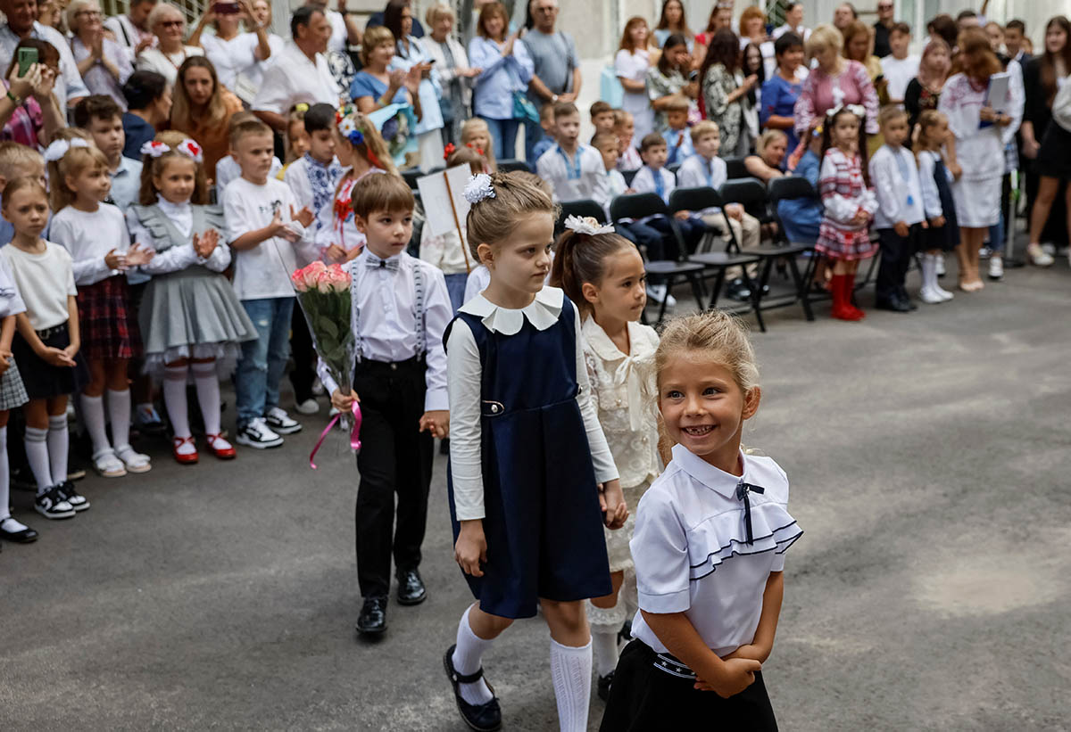 Первоклассники возле школы в Киеве, Украина, 1 сентября 2023 года. Фото Gleb Garanich/REUTERS/Scanpix/LETA