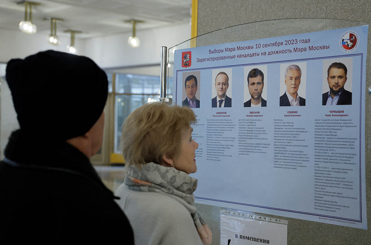 Информационный щит с кандидатами на избирательном участке в Москве, 8 сентября 2023 года. Фото Maxim Shemetov /REUTERS/Scanpix/Leta