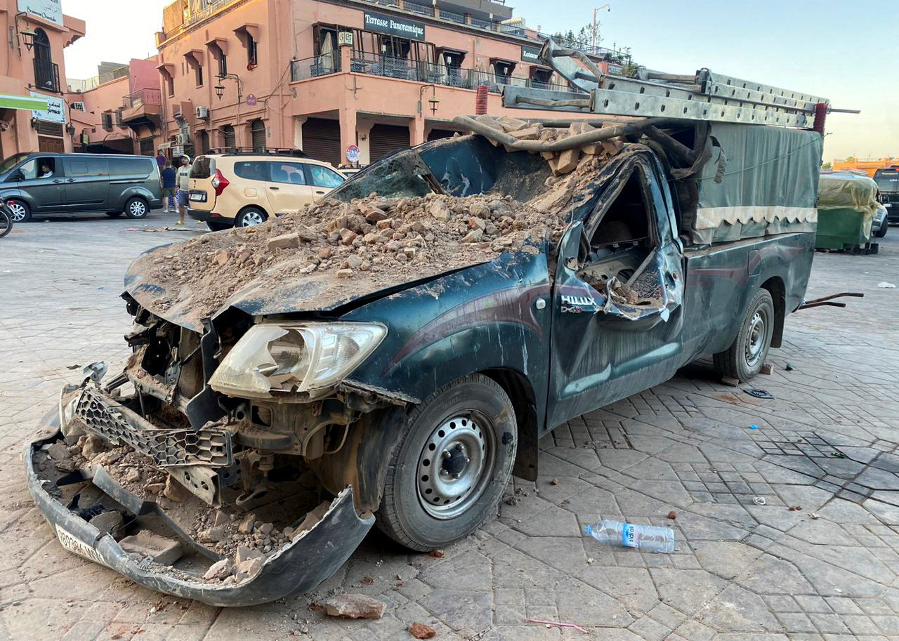 Поврежденный автомобиль после землетрясения в историческом центре Марракеша, Марокко 9 сентября 2023 года. Фото REUTERS/Abdelhak Balhaki/Scanpix/LETA.