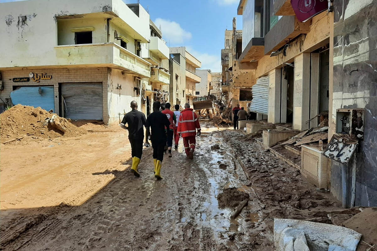 Члены Ливийского Красного Полумесяца Адждабия работают в районе, пострадавшем от наводнения, в Дерне. Фото REUTERS/Scanpix/Leta