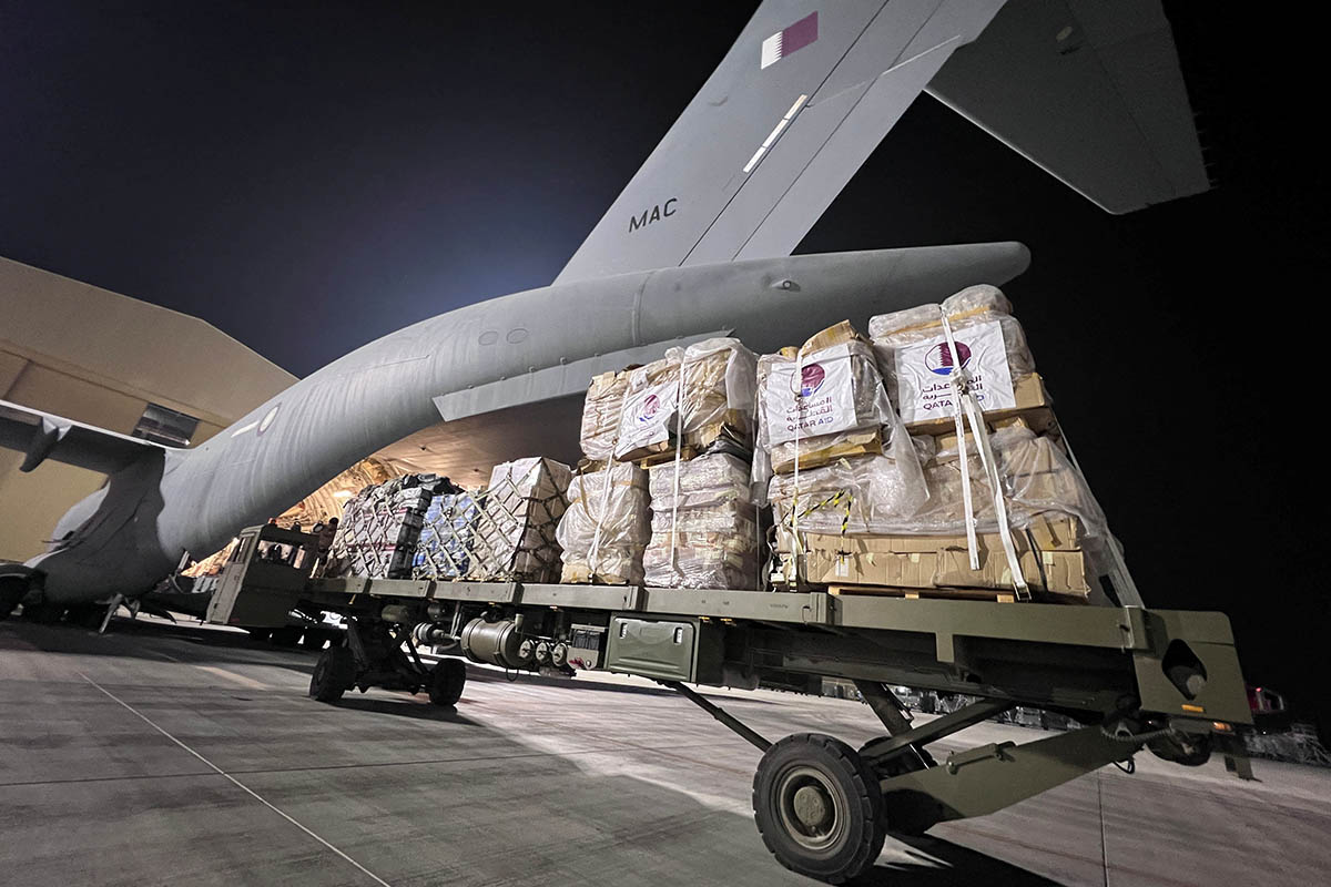 Военный грузовой самолет с гуманитарной помощью, направляющийся в Ливию, на авиабазе Аль-Удейд в Дохе, Катар. Фото Imad Creidi/REUTERS/Scanpix/Leta