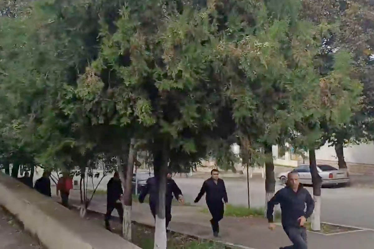 Люди бегут под звуки стрельбы и взрывов в Степанакерте, Нагорный Карабах, 19 сентября 2023 года. Фото Artsakh Public TV/REUTERS/Scanpix/Leta