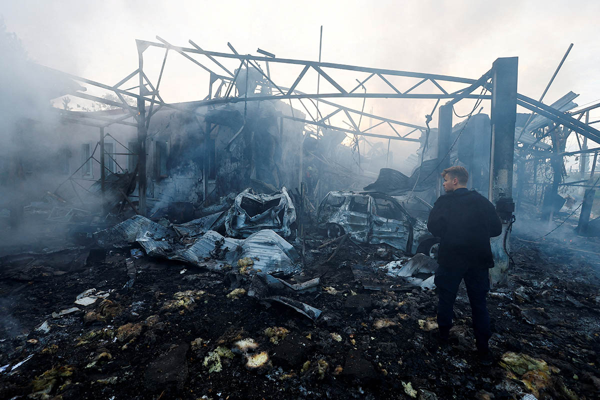 Участок жилого района, разрушенный во время ракетного обстрела в Киеве, 21 сентября 2023 года. Фото Valentyn Ogirenko/REUTERS/Scanpix/Leta
