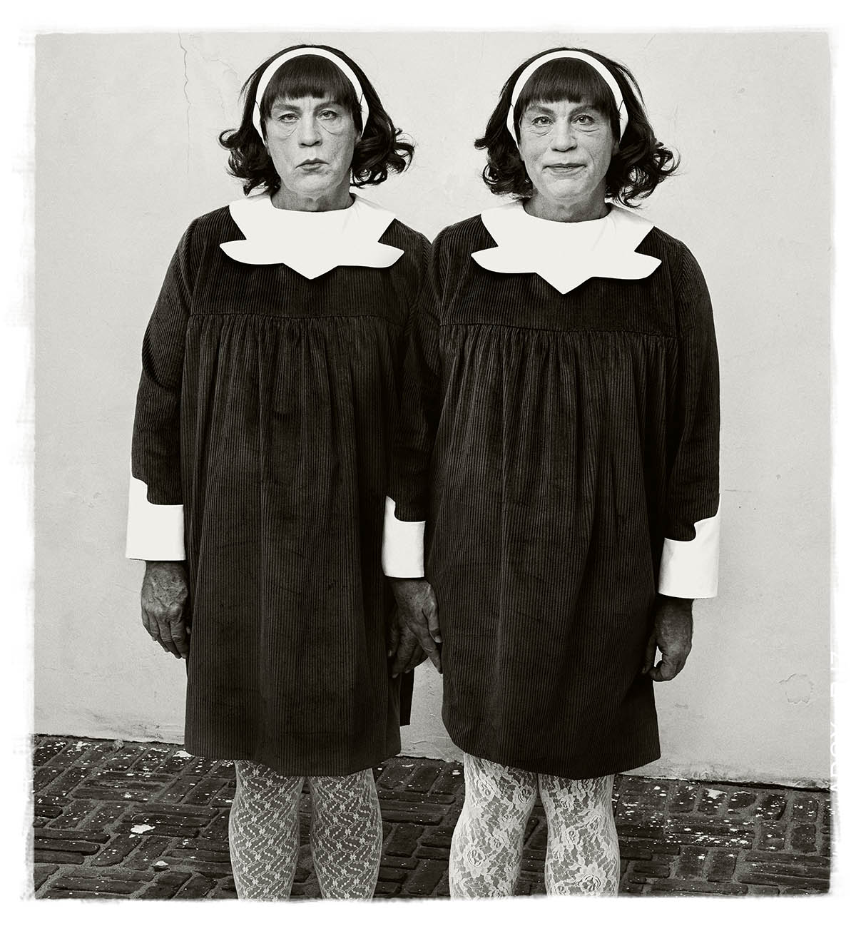 Diane Arbus / Identical Twins, Roselle, New Jersey, 1967. 2014. Фото Sandro Miller / Courtesy Gallery FIFTY ONE Antwerp