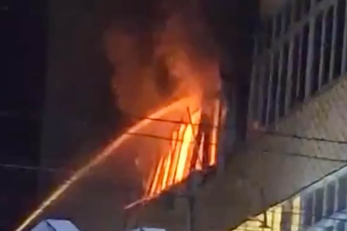 Пожар в административном здании в Брянске в результате падения сбитого БПЛА. Скриншот видео Подслушано в Брянске/Telegram