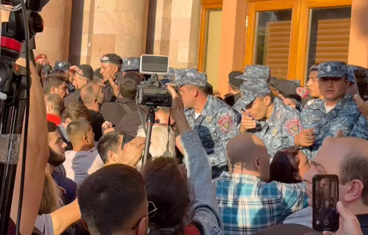Протестующие у здания парламента в Ереване, 19 сентября 2023 года. Фото Андрей Пресняков/SpektrPress