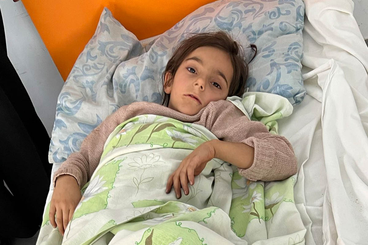 Девочка, раненная при обстреле со стороны Азербайджана. Фото из твиттера Гегама Сепаняна