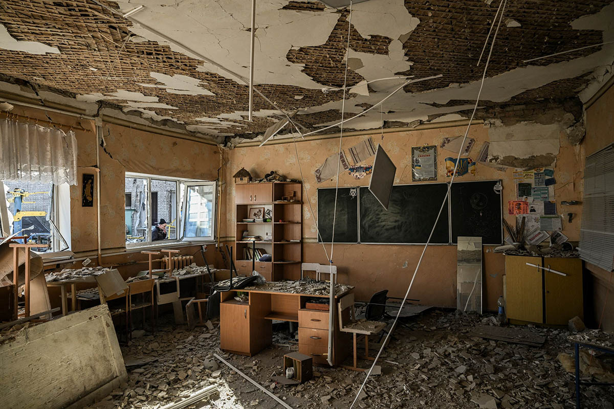 Разрушенное во время российской ракетной атаки здание школы в Краматорске. Фото Aris Messinis/AFP/Scanpix/LETA