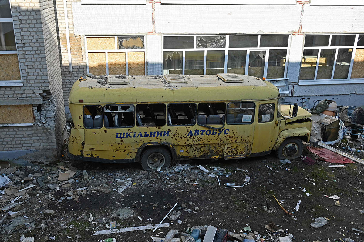 Школьный автобус во дворе поврежденной школы в селе Старый Салтов, Харьковская область. Фото SERGEY BOBOK/AFP/Scanpix/LETA