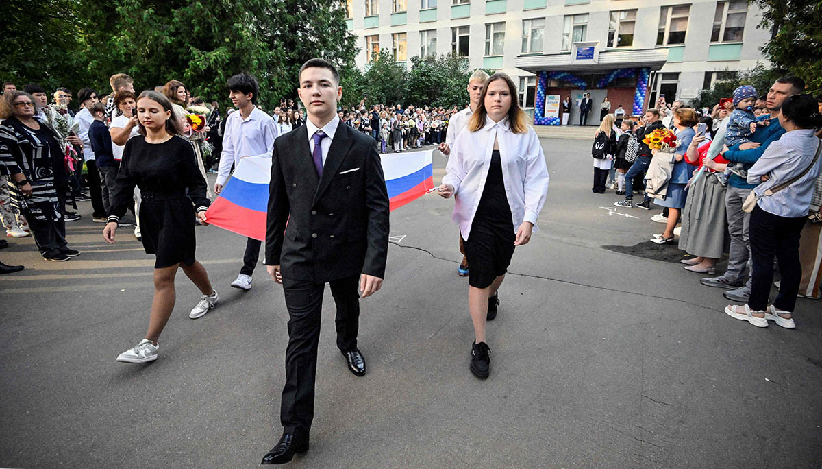 Российские школьники несут флаг, Москва, 1 сентября 2023 года. Фото Alexander NEMENOV/AFP/Scanpix/LETA